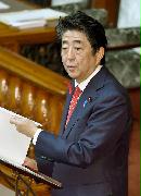 　参院本会議で答弁する安倍首相＝９日