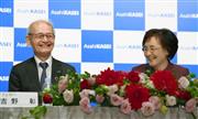 ノーベル化学賞の受賞決定から一夜明け、妻久美子さんと記者会見する旭化成の吉野彰名誉フェロー＝１０日午後、東京都千代田区