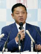 記者会見する大阪府泉佐野市の千代松大耕市長＝１１日