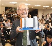 リチウムイオン電池の模型を手にする旭化成の吉野彰名誉フェロー＝９日午後、東京都千代田区（古厩正樹撮影）
