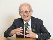 ノーベル化学賞受賞が決まりインタビューに答える旭化成の吉野彰名誉フェロー＝１０日未明、東京都千代田区（萩原悠久人撮影）