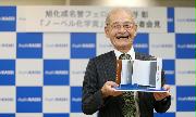 模型を手に撮影に応じるノーベル化学賞受賞が決まった旭化成の吉野彰名誉フェロー＝９日午後、東京都千代田区（萩原悠久人撮影）