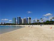 ワイキキの目と鼻の先にありながら、ローカルな雰囲気漂うアラモアナビーチ。個人的にこちらの方が観光客も少なく落ち着けるので好きです。提供：執筆者