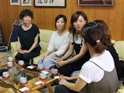 会長の木村規洋子さん（左）ら青葉はつが野小のＰＴＡ役員