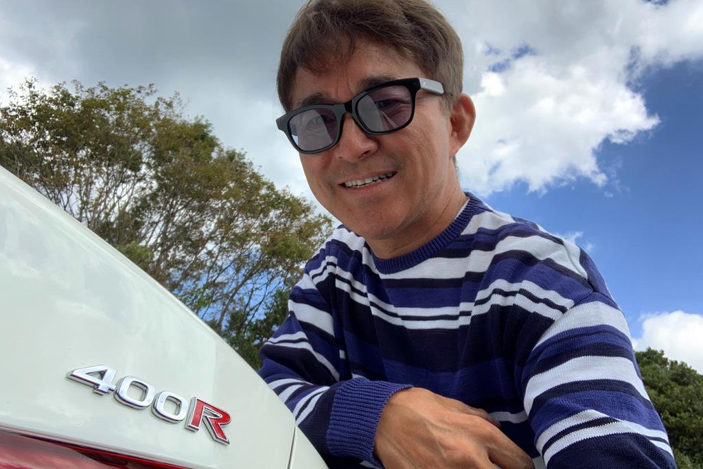 「400R」のエンブレムと木下隆之さん