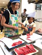 ちらしずしを作るため、マグロの柵を切る子供ら＝５日、江東区の豊洲市場（天野健作撮影）