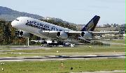 スイスの空港から飛び立つシンガポール航空のエアバス機＝１６日（ロイター）
