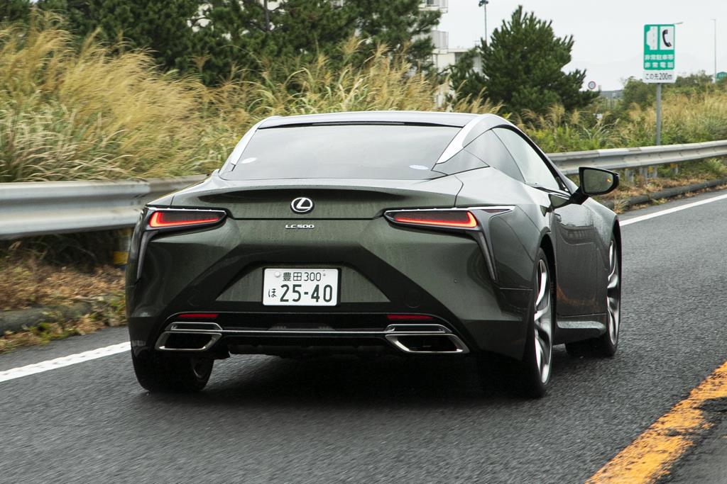 「LC」の奥行きのあるテールランプ。L字型のLEDランプがいくつにも連なって鮮やかに発色する