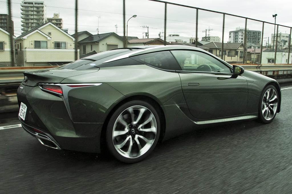 高性能クーペ「LC」。流麗なスタイリングが目を惹く