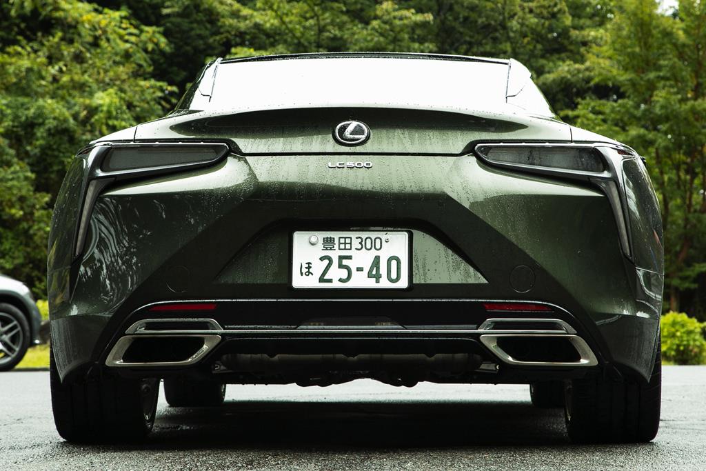 高性能クーペ「LC」。テールランプはL字型のLEDランプがいくつにも連なって鮮やかに発色する