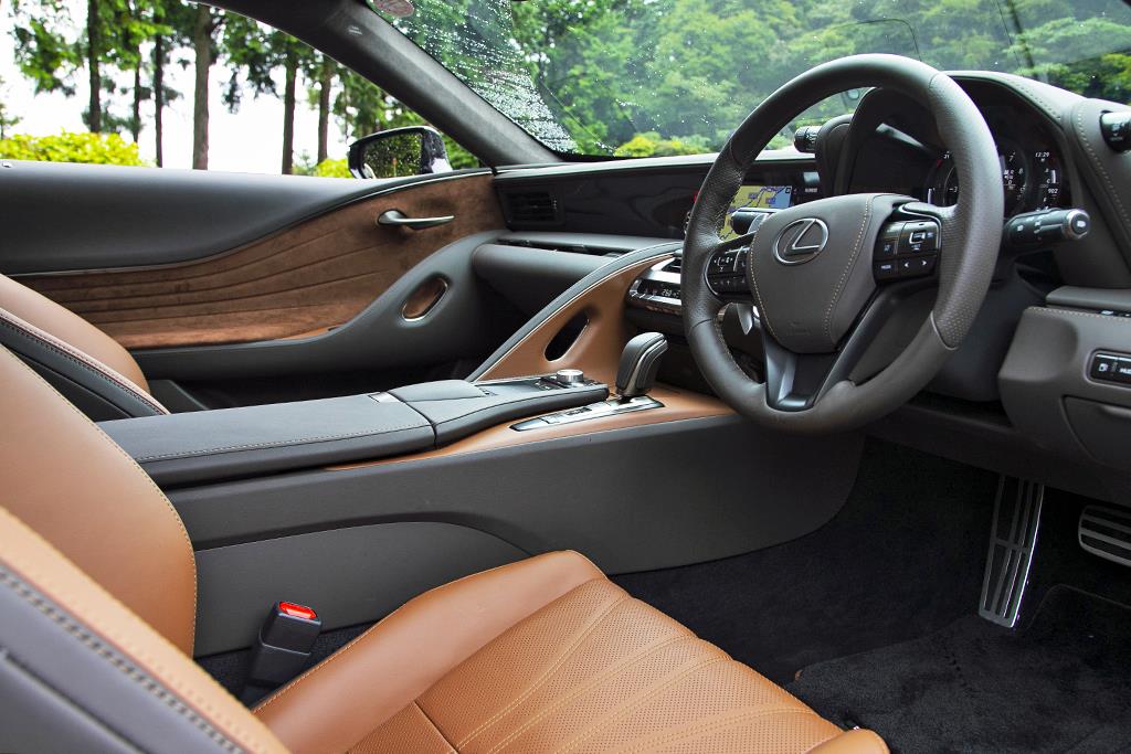 高性能クーペ「LC」のインテリア