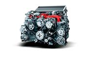 スバルの水平対向エンジン「ＥＪ２０型」の現行モデル。一般的な直列エンジンに比べ、左右対称で、高さや長さ（奥行き）がコンパクトになっている（スバル提供）
