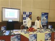 エチオピアで目薬の説明をするロート製薬の現地代理店の従業員＝９月