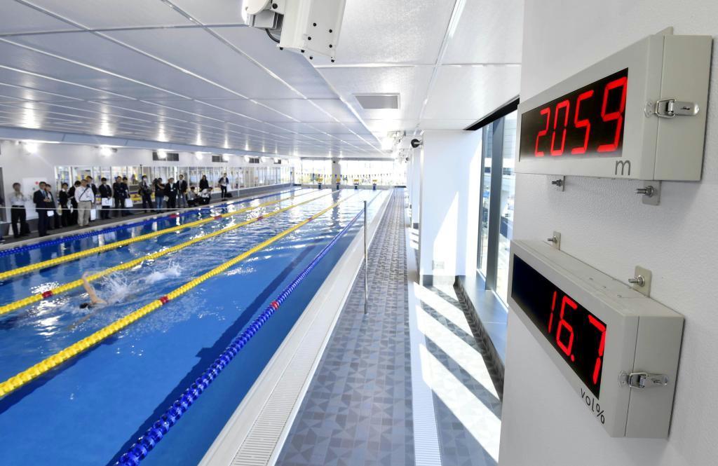 「Ｄタワー豊洲」の低酸素トレーニング施設に備えられた競泳用プール。壁面には酸素濃度（下）と、それに対応する標高が表示されている＝東京都江東区