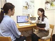 西川の「＆Ｆｒｅｅ　有楽町マルイ店」にある「ねむりの相談所」で客（左）と話すスリープマスターの竹内由紀子さん＝東京・有楽町