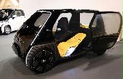 トヨタ自動車が東京モーターショーの近未来生活体験エリア「フューチャーエキスポ」に出展する、２人乗り超小型電気自動車（佐藤徳昭撮影）