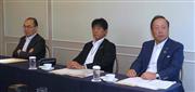 記者会見に臨む阿部理事長（中央）と千原副理事長（右）