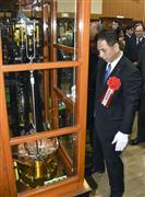 大阪市の造幣局で開かれた「製造貨幣大試験」。右は遠山清彦財務副大臣＝２１日