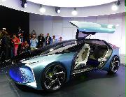 トヨタ自動車が初めて公開した、高級車ブランド「レクサス」の電気自動車の試作車「ＬＦー３０　エレクトリファイド」＝２３日、東京都江東区