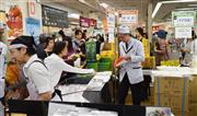 「福岡・長崎の物産展」で賑わう岡山高島屋。異例の月２回の催事を企画した＝９日、岡山市北区