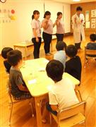 アドリブで保育士が手をつなぎ、水の分子結合をわかりやすく伝える一幕も＝東京都港区の「にじのいるか保育園　芝浦」