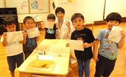 移し取ったマーブリング模様を見せ合って、本日の実験終了＝東京都港区の「にじのいるか保育園　芝浦」