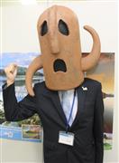 インタビューに答えるハニワ部長＝堺市役所