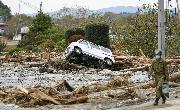台風１９号の影響による大雨で押し流された車が残る宮城県丸森町＝２１日