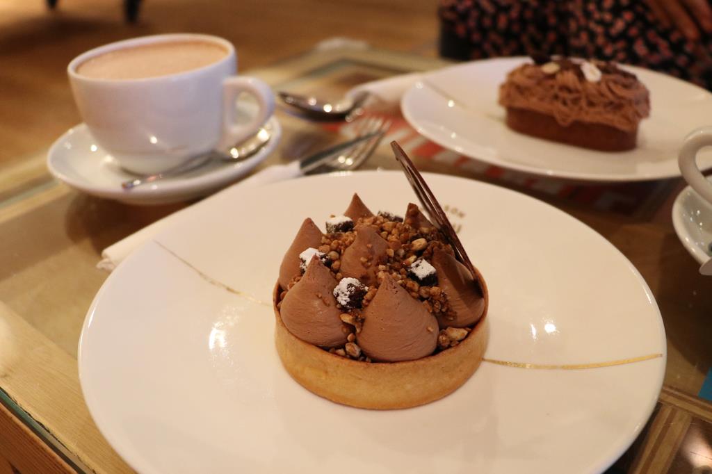 ベトナムでは、ベトナム産のカカオにこだわって作られる高級チョコレート「Marou（マルゥ）」のショップへ。ケーキも絶品でした。提供：執筆者