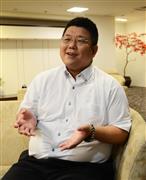 男性相談の必要性を語る「『男』悩みのホットライン」の福島充人代表＝８月、大阪市