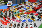 色とりどりのミニカーが並んだトミカのブース