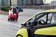 トヨタの小型モビリティー「iROAD」。時速60km/hほどで走行可能