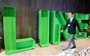 ＬＩＮＥ株式会社のオフィスにある「ＬＩＮＥ」のロゴ＝東京都新宿区（蔵賢斗撮影）
