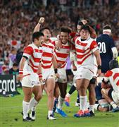 ラグビーワールドカップグループステージでスコットランドに勝利し喜ぶラグビー日本代表＝日産スタジアム（撮影・松永渉平）