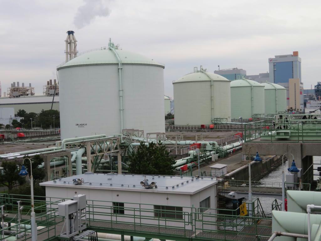 ５０年前から現在も稼働する東京ガスの根岸工場のＬＮＧタンク　＝横浜市（同社提供）