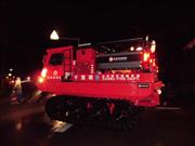 道路の冠水で孤立した幼稚園の園児らを救助する消防の水陸両用車両＝２５日、千葉県山武市（山武郡市広域行政組合消防本部提供）