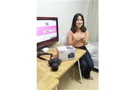 アプリで貸し借りを楽しむ、南中花子さんのスッキリした自宅。手前は出品中のカメラ（重松明子撮影）