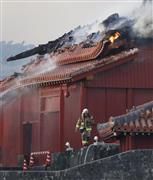 消火活動が続く首里城の北殿＝３１日午前７時７分、那覇市