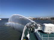新潟港で放水訓練をする第９管区海上保安本部の大型巡視船「さど」＝新潟市（池田証志撮影）