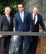 （左から）中国の劉鶴副首相、米国のムニューシン財務長官、ライトハイザー通商代表＝１０月１０日、ワシントン（共同）