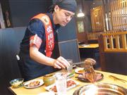 店内の焼肉ポリスが焼き方を伝授