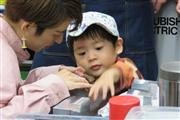 ミヨシのオープンファクトリーに参加した親子