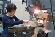 ミヨシで金型製作の一部を体験する参加者