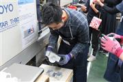 成形したプラスチックカップを取り出す参加者