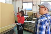 坪川製箱所の段ボール加工工程の見学会
