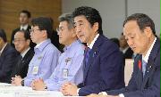 台風１９号での被災を受け、非常災害対策本部会議で発言する安倍晋三首相（右手前から２人目）＝１３日午後、首相官邸（春名中撮影）