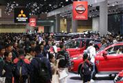 多くの来場者を集めた東京モーターショーの会場＝１０月２５日、東京都江東区