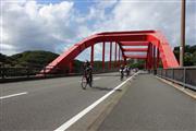 「国境サイクリングIN対馬」で、対馬の南北を結ぶ万関橋を渡るサイクリストたち　＝10月19日、長崎県対馬市（実行委員会提供）