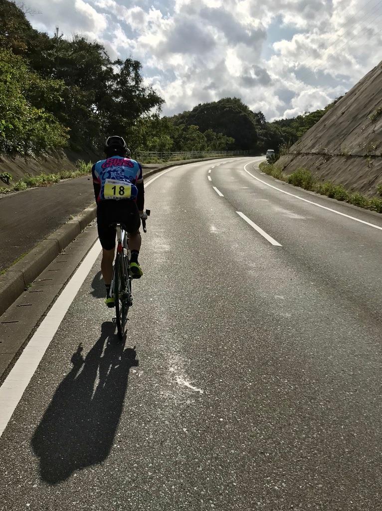 「国境サイクリングIN対馬」で上り坂を走るサイクリスト　＝10月19日、長崎県対馬市