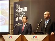 会見する積水ハウスの仲井嘉浩社長（左）とＭＩＴのブライアン・アンソニー教授＝１０月１８日、東京都千代田区